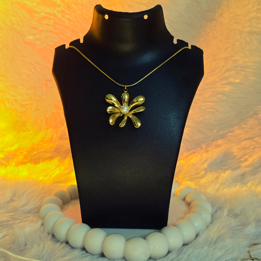 Golden Daisy Preal Necklace